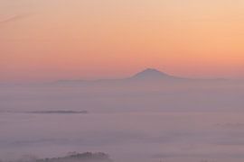 Hohenstaufen au-dessus des contreforts brumeux de l'Alb. sur Jiri Viehmann