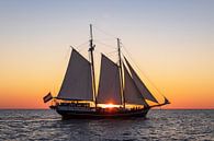 Zeilschip in de zonsondergang bij de Hanse Sail in Rostock van Rico Ködder thumbnail