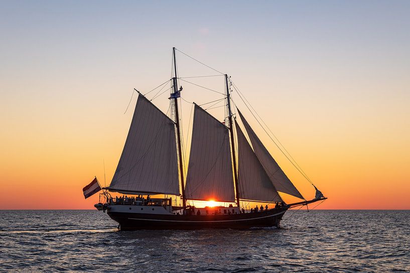 Zeilschip in de zonsondergang bij de Hanse Sail in Rostock van Rico Ködder