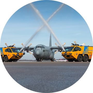 E-one brandweerwagens met een C-130 Hercules transportvliegtuig van Jimmy van Drunen
