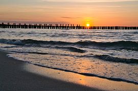 Zonsondergang op het strand van Zingst, romantisch van Martin Köbsch