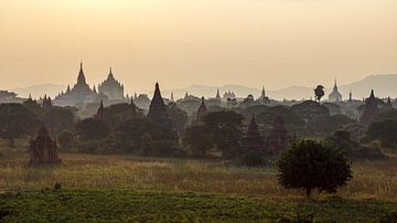 De tempels van Bagan in Myanmar van Roland Brack