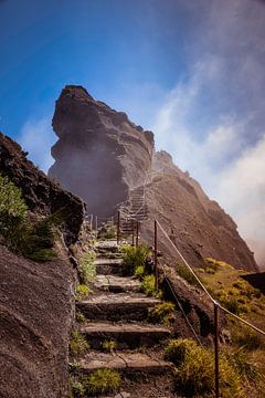 Fußgängerbrücke mit Holzgeländer in großer Höhe in der Nähe der Berge auf der Insel Madeira, genannt