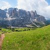 Sentier de randonnée au col Grödnerjoch avec vue sur le Sella et la vallée Mittagstal sur SusaZoom