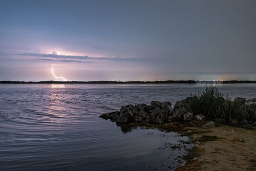 Onweer boven het lanterstrand in Zeewolde
