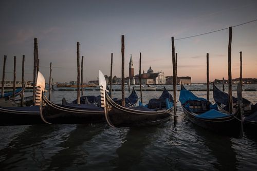Venetiaanse gondels in het avondlicht