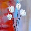 Moderne abstrakte Malerei mit 4 weißen Blumen von Studio Pieternel