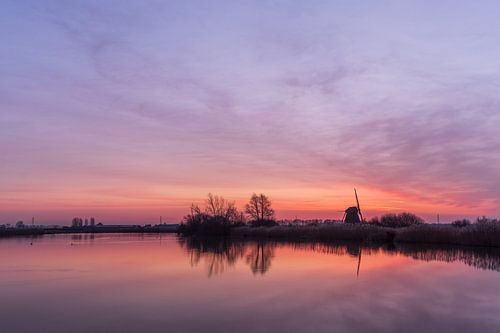 Zonsopkomst bij poldermolen