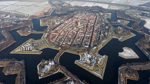 Luchtfoto vestingstad Naarden in sneeuwlandschap
