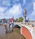 Alte Brücke gegen einen blauen bewölkten Himmel in Amsterdam von Tony Vingerhoets Miniaturansicht