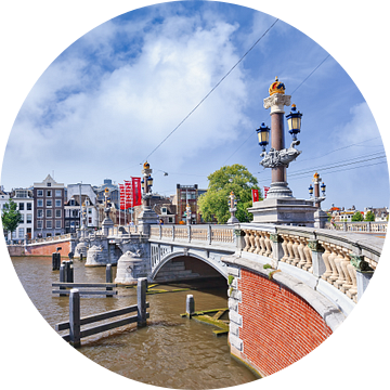 Oude brug tegen een blauwe bewolkte hemel in Amsterdam van Tony Vingerhoets