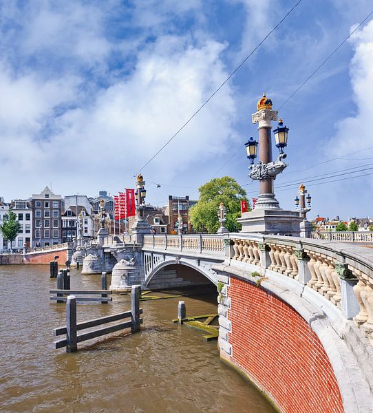 Alte Brücke gegen einen blauen bewölkten Himmel in Amsterdam von Tony Vingerhoets