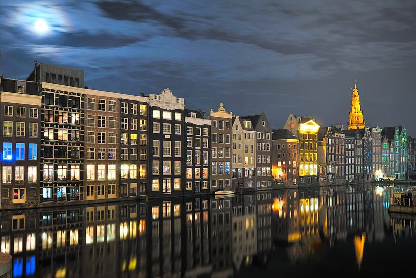 Amsterdam Damrak bij nacht van John Leeninga