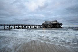 La mer du Nord agitée près des habitations sur pilotis de St. Peter-Ording
