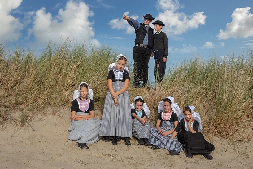 Les enfants en costume de Walcheren par Lisette van Peenen