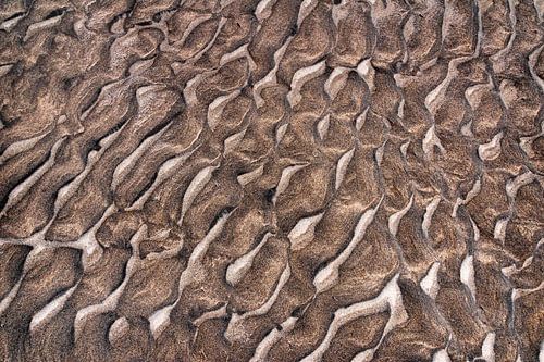 Abstract patroon in het zand van het strand van Lisette Rijkers
