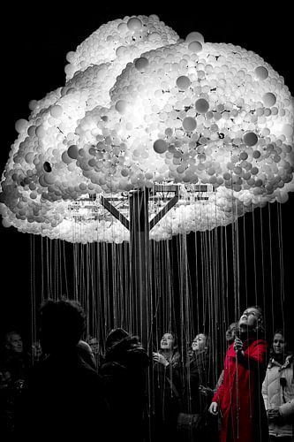 Frau in Rot, leichte Wolke