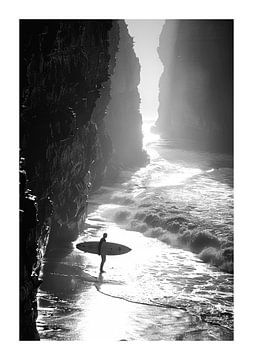 Surfeur solitaire avec sa planche au bord de la mer au coucher du soleil sur Felix Brönnimann