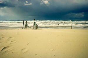 verlaten strand in de storm...  van Els Fonteine