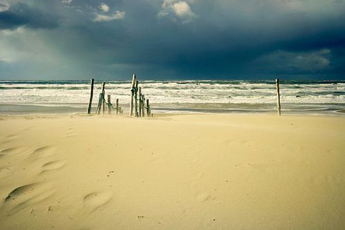 verlaten strand in de storm... 