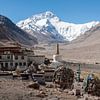 Rongbuk klooster bij de Mount Everest van Adri Vollenhouw