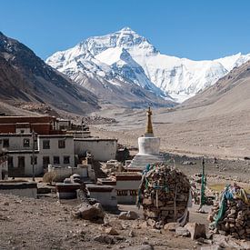 Rongbuk klooster bij de Mount Everest van Adri Vollenhouw