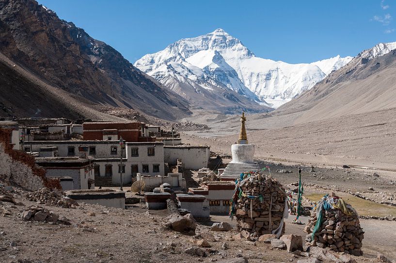 Rongbuk klooster bij de Mount Everest van Adri Vollenhouw
