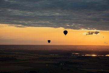 Hete Luchtballon bij avond van Cornelius Fontaine