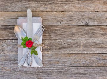 Valentijnsdag of huwelijkstafel het plaatsen met romantische roos bloem van Alex Winter