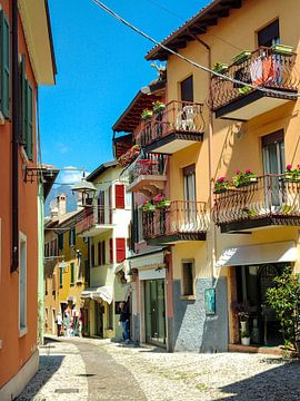 Village italien typique aux maisons colorées sur Maureen Materman