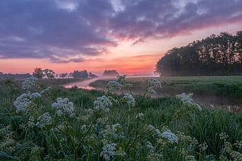 lever de soleil nuageux le long du canal