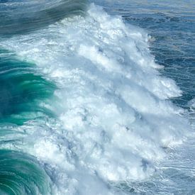 Waves of Nazaré by Lennard Gog