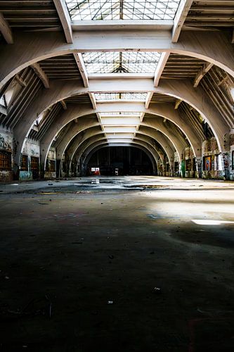 Verlassene Halle mit gewölbter Decke – Ein Lost Place voller Weite und Verfall