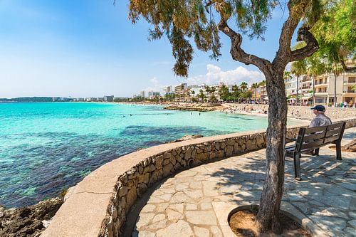 Mening van kust bij het strand van Cala Millor op Mallorca, de Balearen van Spanje