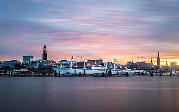 Zonsopgang in de haven van Hamburg van Nils Steiner