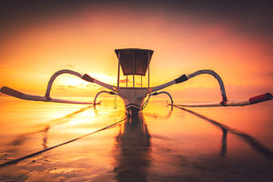 Schönes klassisches Asiatisches Fischerboot am Strand von Bali in Sanur. das Jukung liegt im Wasser