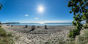Strandkörbe im Sonnenlicht, Naturstrand Lobbe von GH Foto & Artdesign