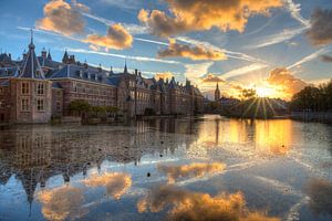 Binnenhof se reflétant dans l'étang de Hof au coucher du soleil