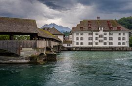 Pont en bois - Lucerne Suisse sur Bart van den Dikkenberg