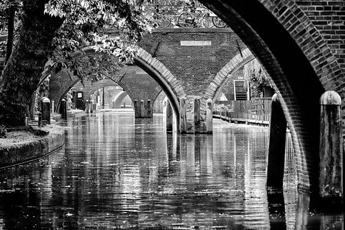 Zicht op de Hamburgerbrug, de Weesbrug, Smeebrug, Geertebrug en Vollersbrug in Utrecht in zwart-wit