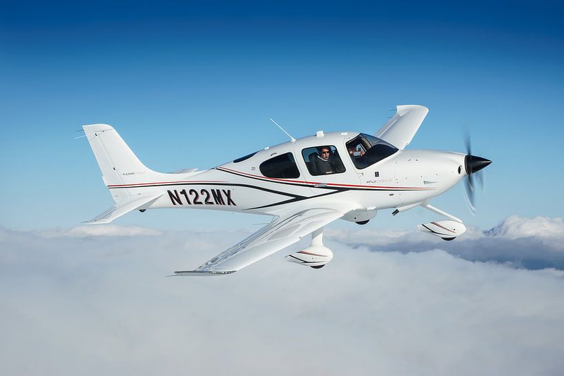 Cirrus SR20 vliegtuig boven de wolken van Planeblogger