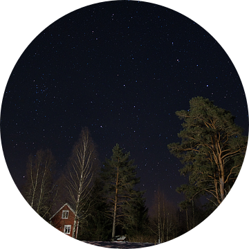Zweeds huisje onder sterrenhemel van Joran Quinten