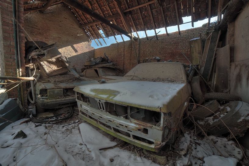 Urbex oldtimer in the snow. by Dyon Koning