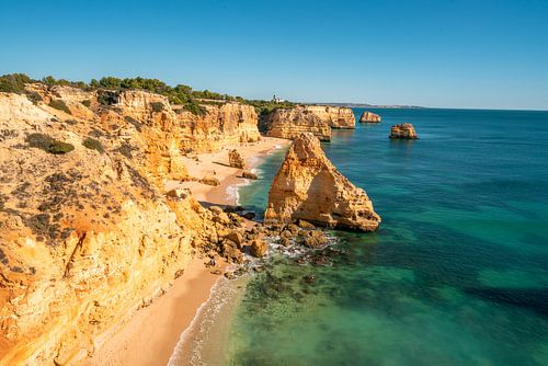 Prachtig strand Praia da Marinha in de Algarve Portugal