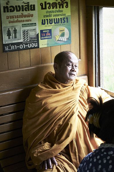 Thaise monnik in de trein van Karel Ham