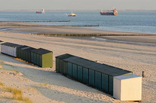 Strandhuisjes op een strand in Zeeland in Nederland