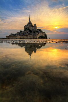 Verticale reflectie Mont Saint-Michel van Dennis van de Water