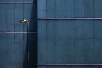 Architectuurfoto van gevel  met straatverlichting in Vitoria-Gasteiz, Spanje van Wim Schuurmans