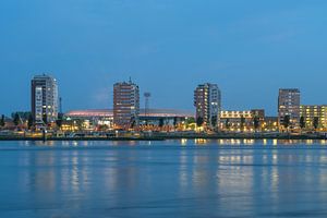 Das prächtige Feijenoord-Stadion in Rotterdam während der blauen Stunde