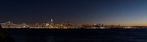 Skyline van San Francisco vlak na zonsondergang